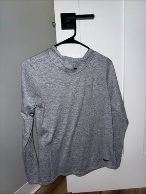 Nike Women’s Heather Gray lightweight Nike